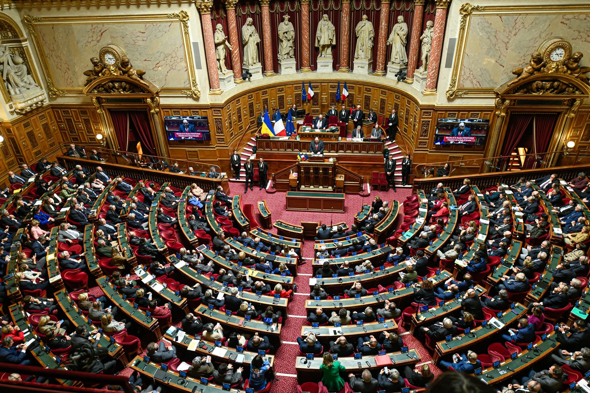 Parlament we Francji z prezydentem Emmanuelem Macronem na czele i szefem rządu - Bayrou