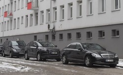 Jak mogą poruszać się pojazdy uprzywilejowane i kolumny [ZASADY z Prawa o ruchu drogowym]