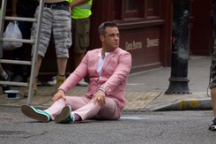 Połączenie tego, czym zachwyca i wkurza od lat. Robbie Williams 'Heavy Entertainment Show' [RECENZJA]