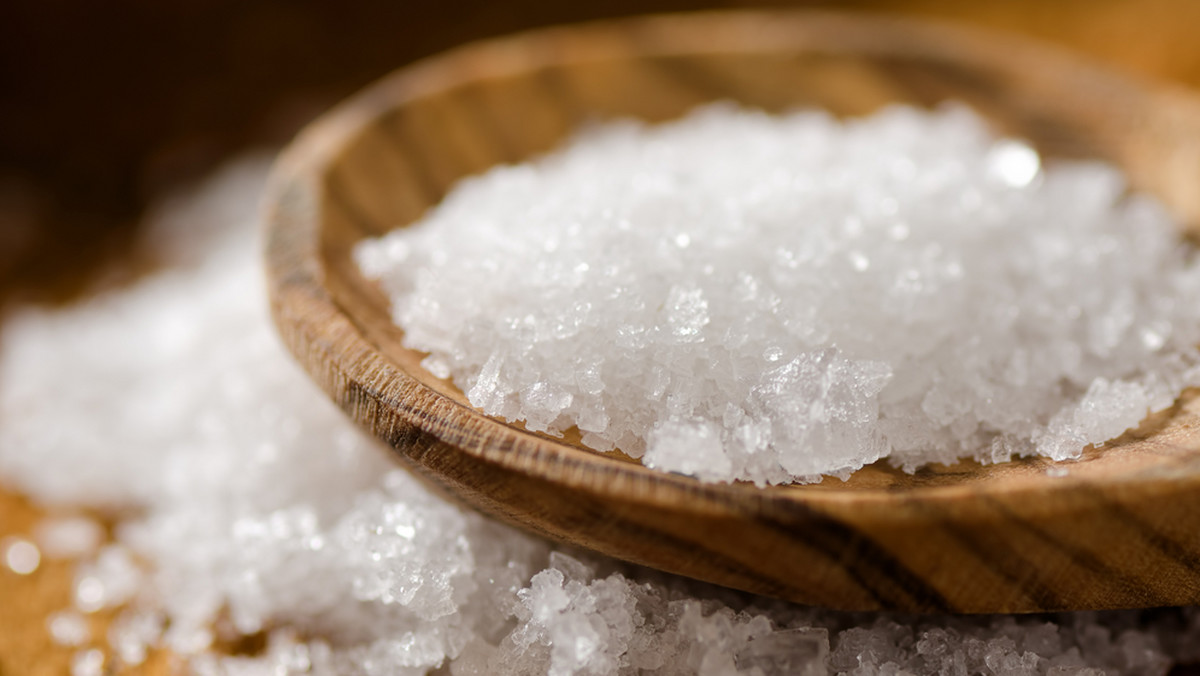 Statystyczny Polak spożywa codziennie prawie 11 gramów soli. To ponad dwa razy więcej, niż przewidują zalecenia WHO. Nadmierne spożycie soli szkodzi zdrowiu – mówili eksperci podczas konferencji zorganizowanej w czwartek przez Instytut Żywności i Żywienia w Warszawie.