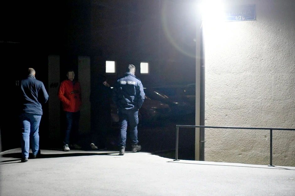 Tuga u Borči: Ulaz u zgradu u kojoj je sinoć iznenada preminula žena