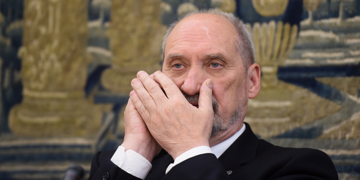 Macierewicz zrobi to po cichutku. Wtajemniczył 19 osób, ale nie społeczeństwo! Kiedy opublikuje raport z prac komisji smoleńskiej?