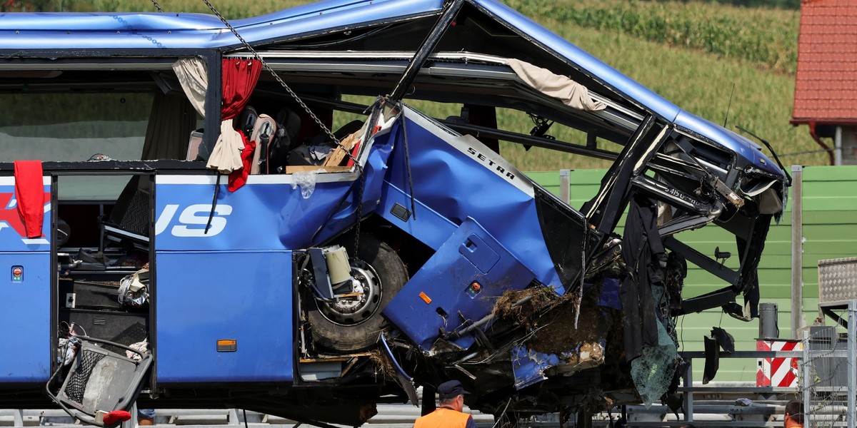 Autokar zakleszczył się w betonowym rowie. Cały przód został zmiażdżony, w pojeździe wyrwane zostały wszystkie siedzenia