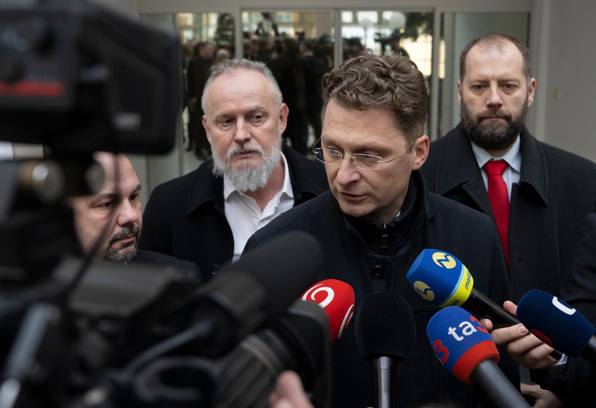 Uprostred predseda Lekárskeho odborového združenia (LOZ) Peter Visolajský, podpredsedovia LOZ Ján Sýkora (vľavo) a Miroslav Mendel (vpravo).