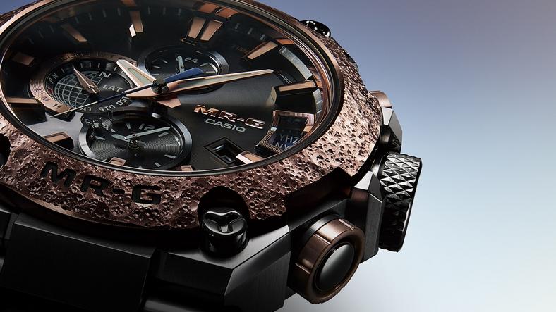 Za limitowany, tytanowy, z ręcznie wykańczanymi elementami koperty zegarek MRG-G2000HA-1ADR trzeba zapłacić 40 000 złotych. Pancerny zegarek Casio z logo G-Shock może być więc również bardzo ekskluzywnym czasomierzem 