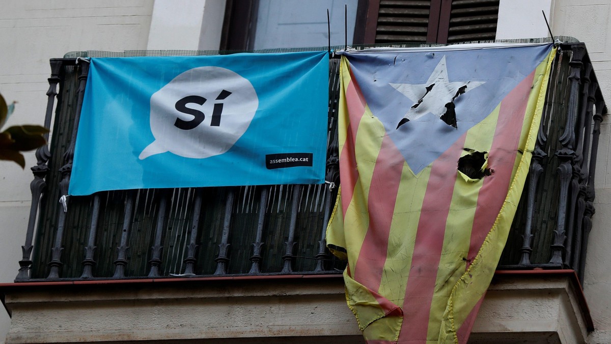 A damaged Estelada (Catalan flag of independence) hangs from a balcony in Barcelonae