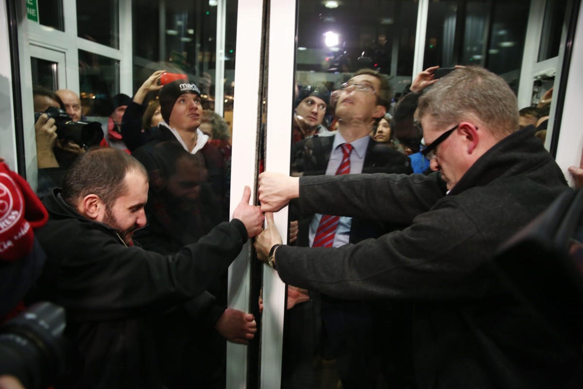 Reżyser Grzegorz Braun z grupą osób okupujących siedzibę PKW otwiera na siłę drzwi do siedziby komisji, aby umożliwić wtargnięcie kolejnym demonstrantom