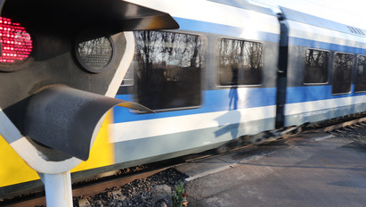 Halálos baleset Kecskemétnél: vonattal ütközött egy autó, lezárásokra figyelmeztetnek