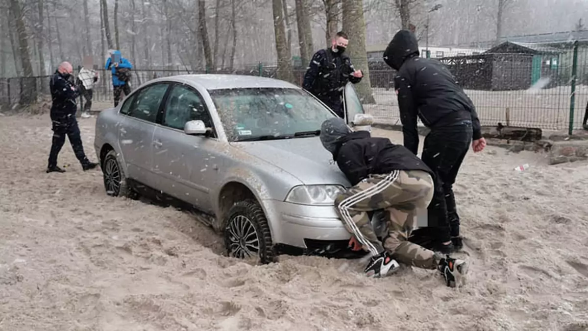 Volkswagen Passat zakopany na plaży nieopodal Kołobrzegu. Fot MiastoKolobrzeg.pl 