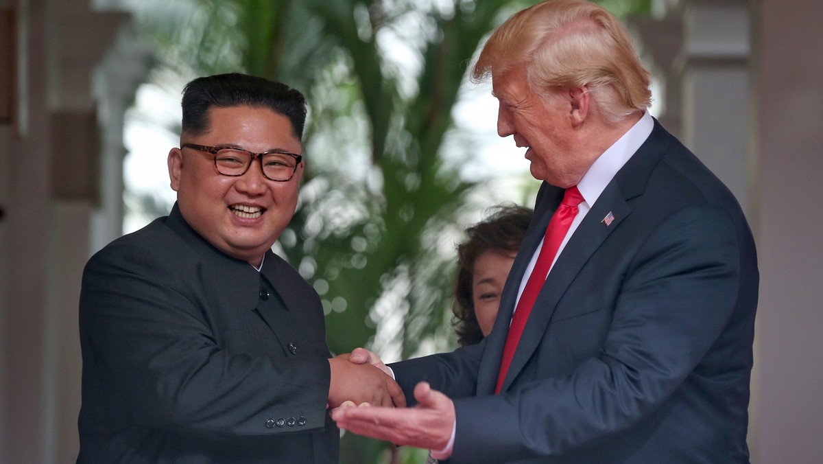 Po ok. 50 minutach prezydent USA Donald Trump i przywódca Korei Płn. Kim Dzong Un zakończyli spotkanie "w cztery oczy" w ramach ich pierwszego w historii szczytu, który trwa w Singapurze. Rozpoczęły się rozmowy w szerszym gronie.