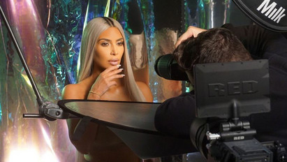 Elszállt: totál meztelenül vágta kutyapózba magát Kim Kardashian – fotók (18+)