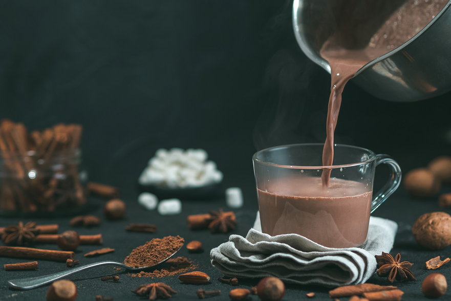 Dzięki dodaniu do ciepłego mleka niewielkiej ilości kakao lub miodu i cynamonu można przygotować pyszny napój