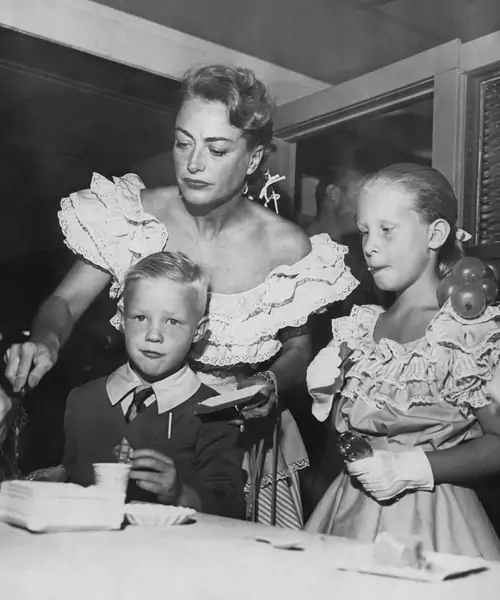 Joan Crawford z dwójką adoptowanych dzieci – Christiną i Christopherem w 1947 r. Fot. Keystone/Hulton Archive/Getty Images