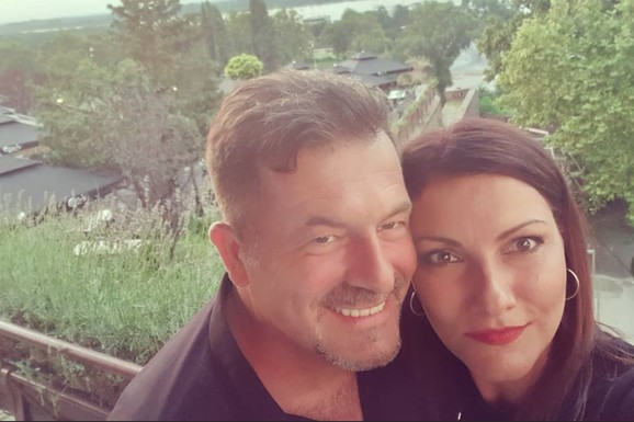 POZNATI MUZIČAR JE IMAO NAJNEOBIČNIJU SVADBU U SRBIJI Upoznao 14 godina mlađu dok se razvodio od prve žene, evo gde ih je matičar venčao