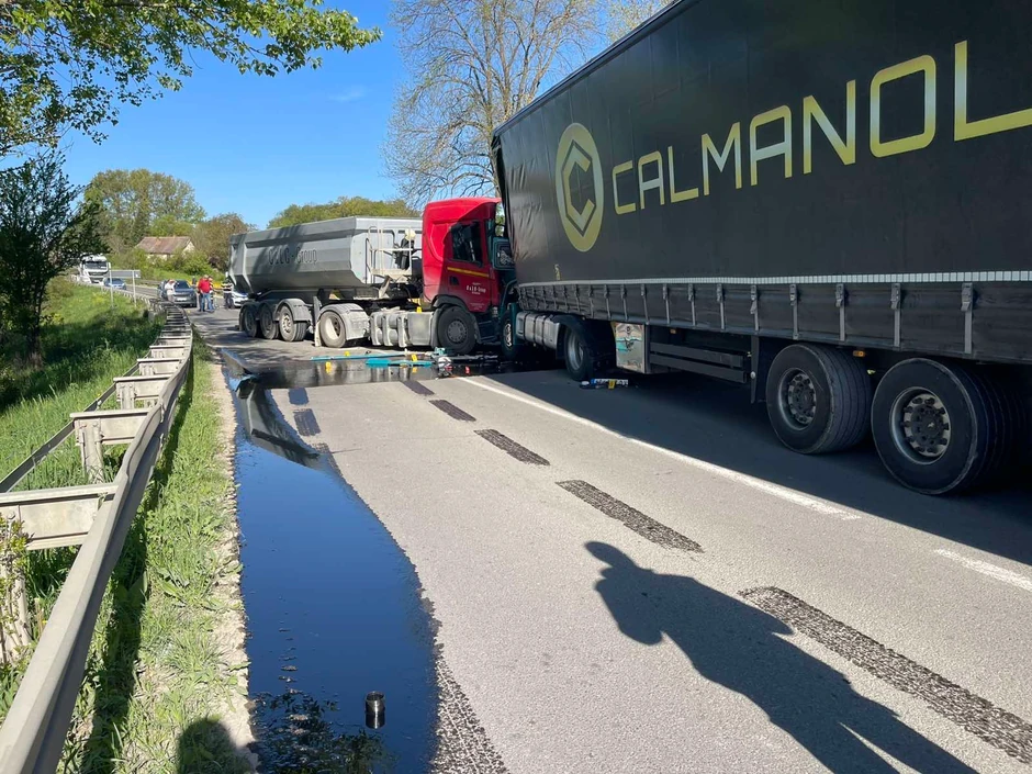 Sudar dva šlepera kod Aranđelovca, saobraćaj obustavljen