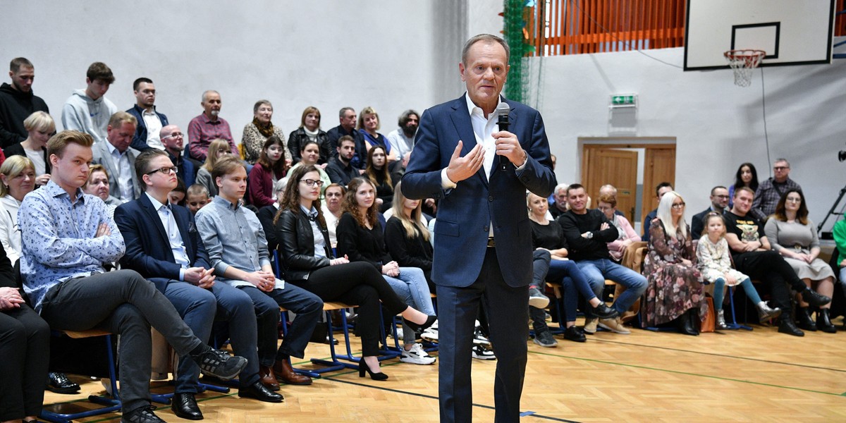 — Co im tam się kitłasi? Dlaczego oni mają na tym punkcie jakąś taką zupełnie niestandardową obsesję? — pytał Tusk na spotkaniu z mieszkańcami Sandomierza.