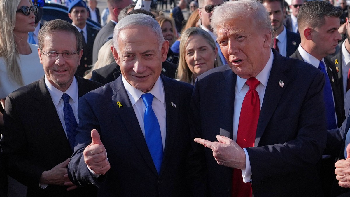 Benjamin Netanjahu i Donald Tramp na aerodromu Ben Gurion kod Tel Aviva 13. oktobra 2025.