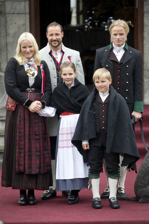 księżna Mette-Marit, książę Haakon z dziećmi