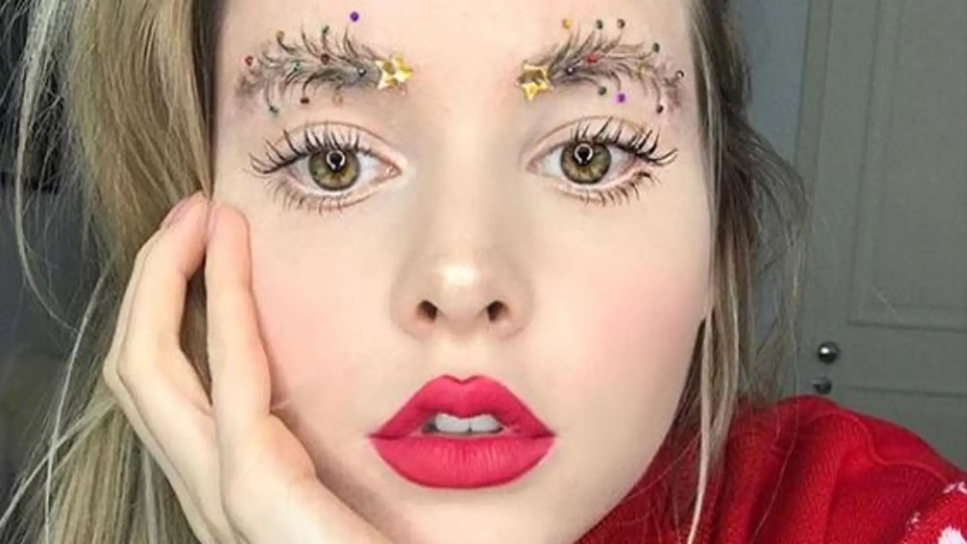 Christmas Tree Eyebrow to świąteczny beauty trend, który wygrywa te święta