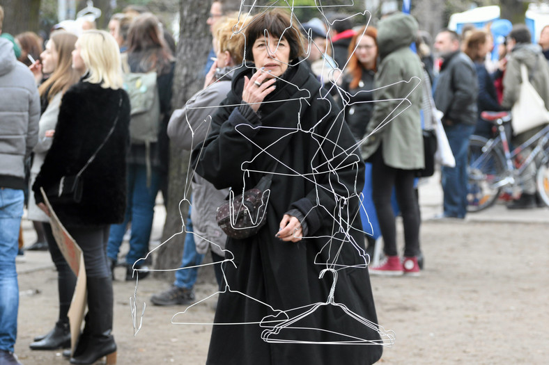 Na warszawski protest kobiety przyniosły symbol  manifestacji -druciane wieszaki