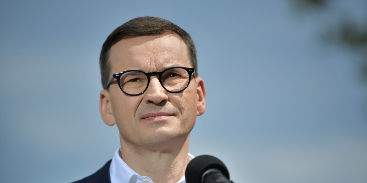 Premier Mateusz Morawiecki podczas konferencji prasowej w trakcie wizyty w gospodarstwie rolnym w miejscowości Michalin