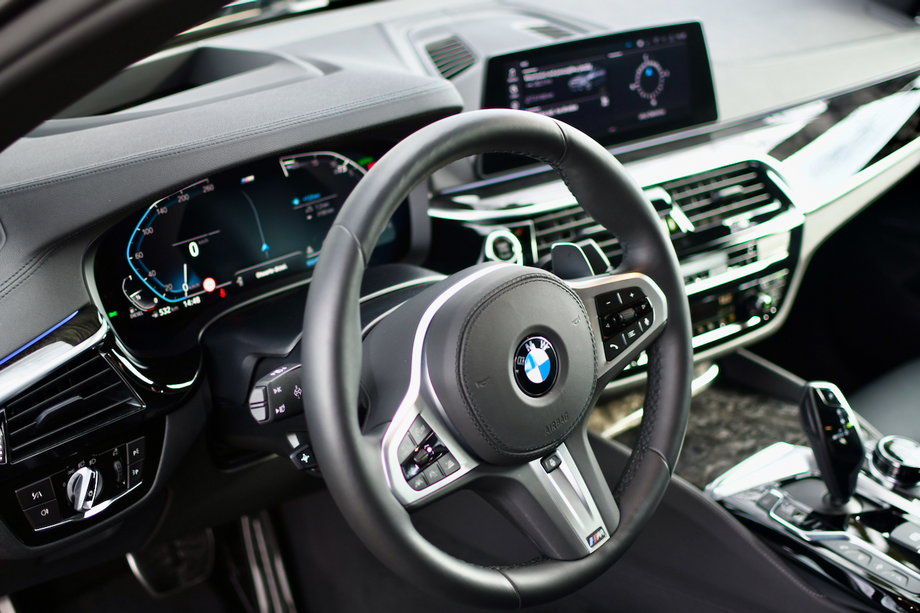 Kokpit BMW 640d Gran Turismo nie zaskakuje w porównaniu z nowymi modelami BMW. Uwagę zwracają jednak detale, takie jak listwy ozdobne z drewna słojowanej topoli szarej. 
