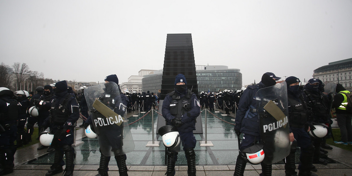 Strajk kobiet w Warszawie. Tłum funkcjonariuszy ochraniał pomnik na Placu Piłsudskiego