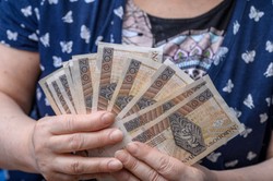 800 plus także dla seniorów. To finansowa rekompensata za każde wychowane dziecko, które płaci w Polsce podatki