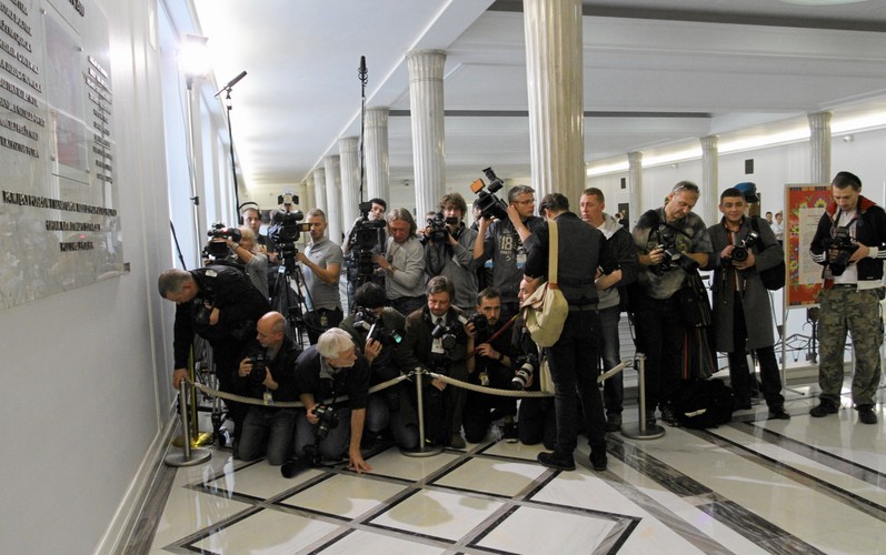 Tłumy dziennikarzy i fotoreporterów czekają na Sharon Stone