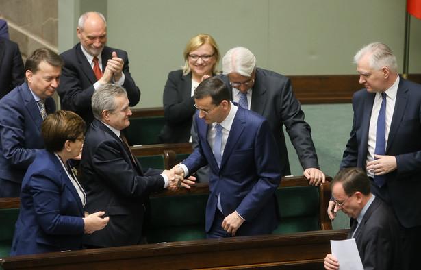 PiS traci czy zyskuje? Sondaż TNS kontra sondaż CBOS