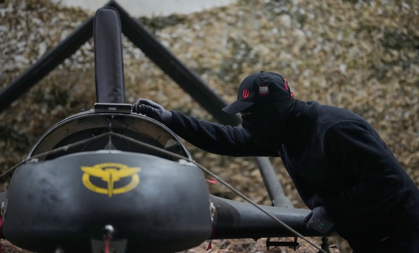 Ukrajinski obaveštajci pripremaju jednosmerni dron na nepoznatoj lokaciji u Ukrajini 28. maja