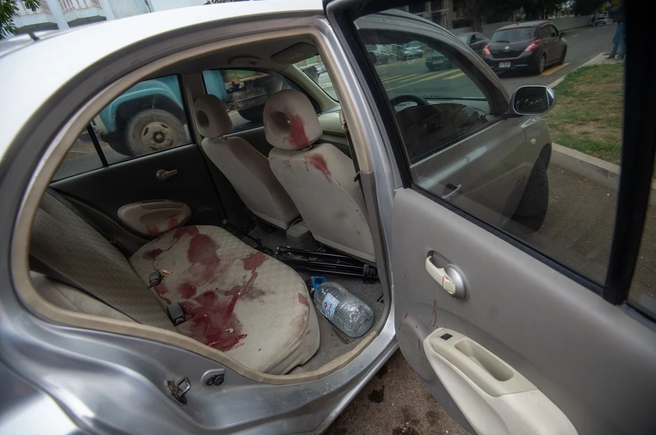 Krv na sedištu auta