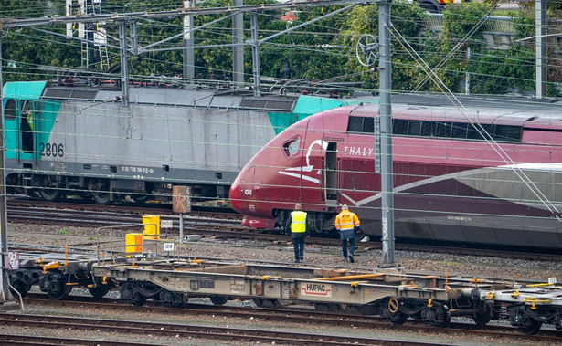 Linia napowietrzna z przewodami elektrycznymi spadła w poniedziałek na stacji w Rotterdamie na pociąg Eurostar Thalys, który przyjechał z Paryża.