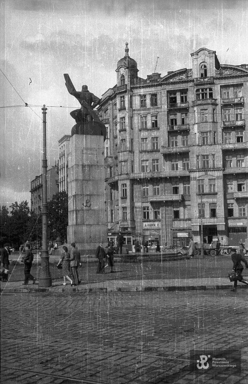 Pomnik Lotnika na pl. Unii Lubelskiej z namalowaną przez Jana Bytnara "Rudego" "Kotwicą"