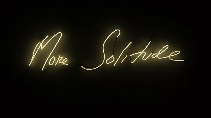 Neonski rad Trejsi Emin „Još samoće" (2014) ukazuje na temu usamljenosti | Foto: Trejsi Emin/Zbirka Mišel Kenedi i Ričarda Tajlera