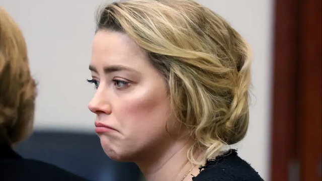 Amber Heard kirúgta a teljes PR-csapatát, mert rosszakat irkálnak róla az újságok