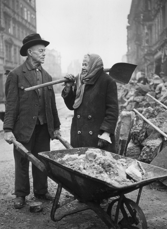 Drezno w 1946 r. Ruiny miasta po alianckim bombardowaniu - ludzie sprzątający miasto