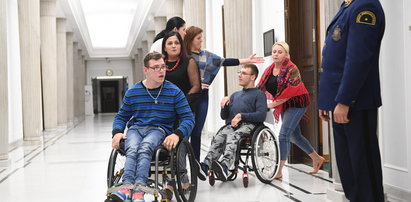 To dlatego zakazali niepełnosprawnym spacerów po Sejmie! Rodzicami powinien się zająć RPO?