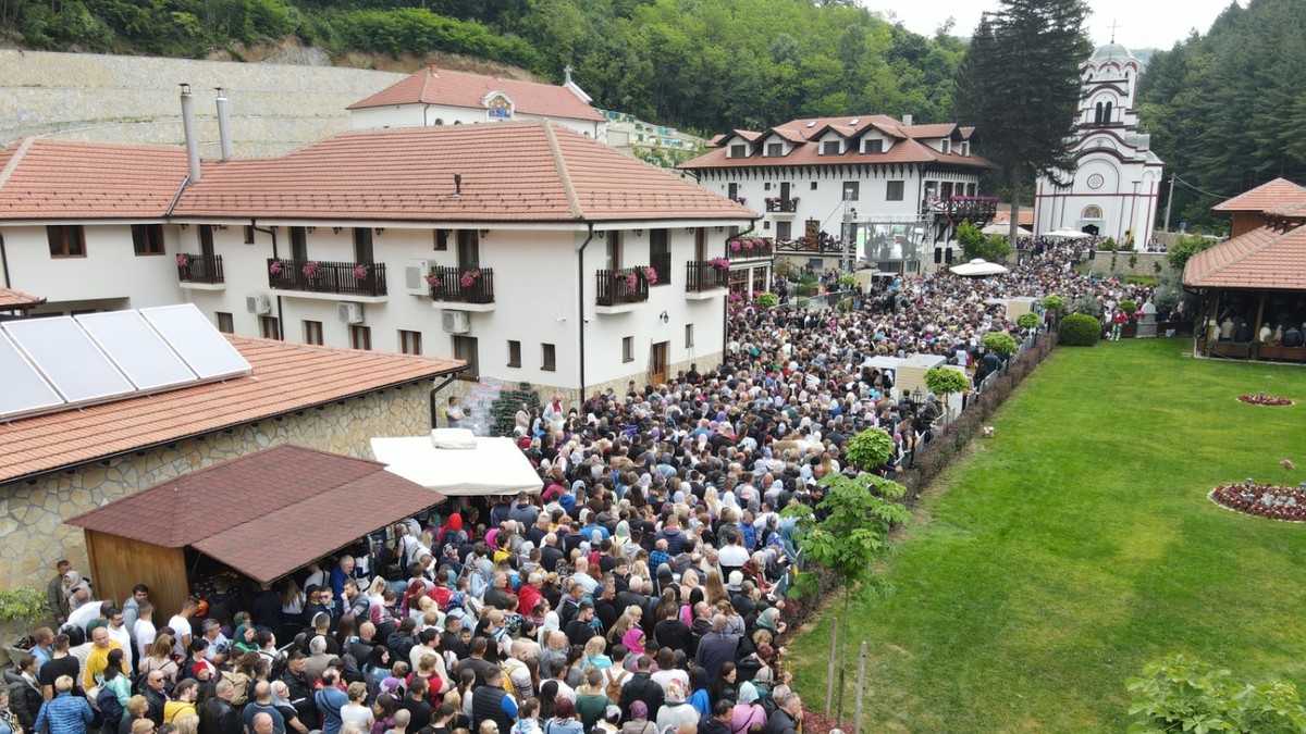 Obretenje i presvlačenje moštiju Svetog Zosima u manastiru Tumane
