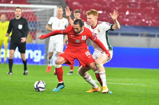 Grzegorz Krychowiak (L) i Zsolt Kalmar (P)