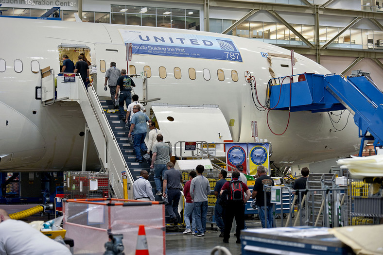 Prace przy montazu samolotu 787 Dreamliner w zakładach Boeinga w Everett w stanie Waszyngton