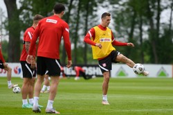 Milik ma szansę na grę z Islandią. Kownacki zmaga się z rwą kulszową