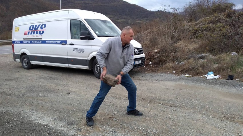 Dok je kurir sklanjao kamenje sa puta napadači su istrčali iz šume