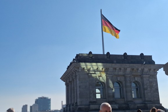 DRAMA U BUNDESTAGU ZA VREME POSETE ZELENSKOG Poslanici satima nisu imali pristup e-pošti, važne video konferencije OTKAZANE