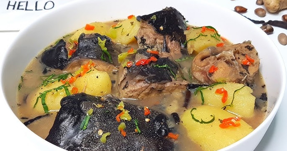 Scopri la ricetta tradizionale della Zuppa Igname e Pepe Pesce, un piatto delizioso e facile da preparare. Con ingredienti semplici come igname, pesce fresco, erbe fresche e spezie, questa zuppa è saporita e nutriente. Segui i passaggi per pulire e preparare il pesce, preparare l