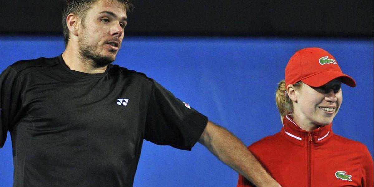 Tenisista Stanislas Wawrinka pomacał pierś liniowej. Wideo