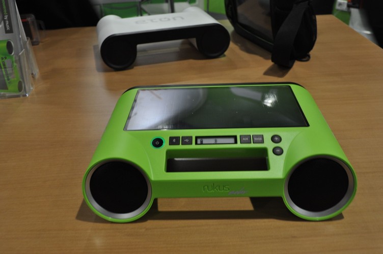 Stacja dokująca, ładowana światłem