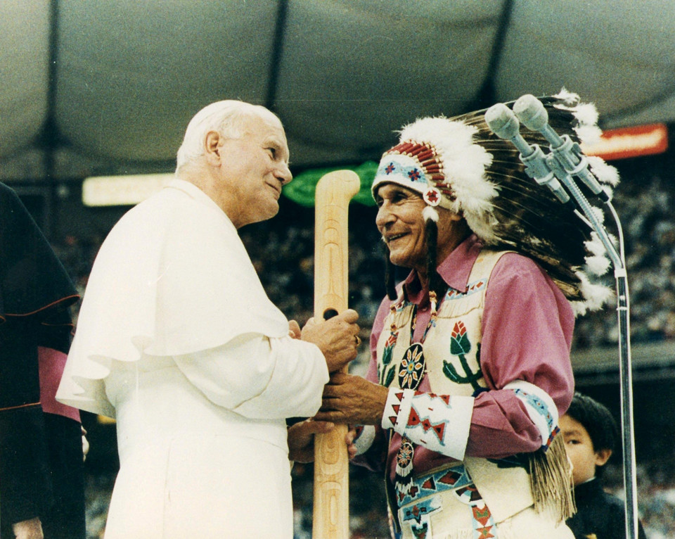 Jan Paweł II z rdzennym Indianinem w Kanadzie, 1984 r.