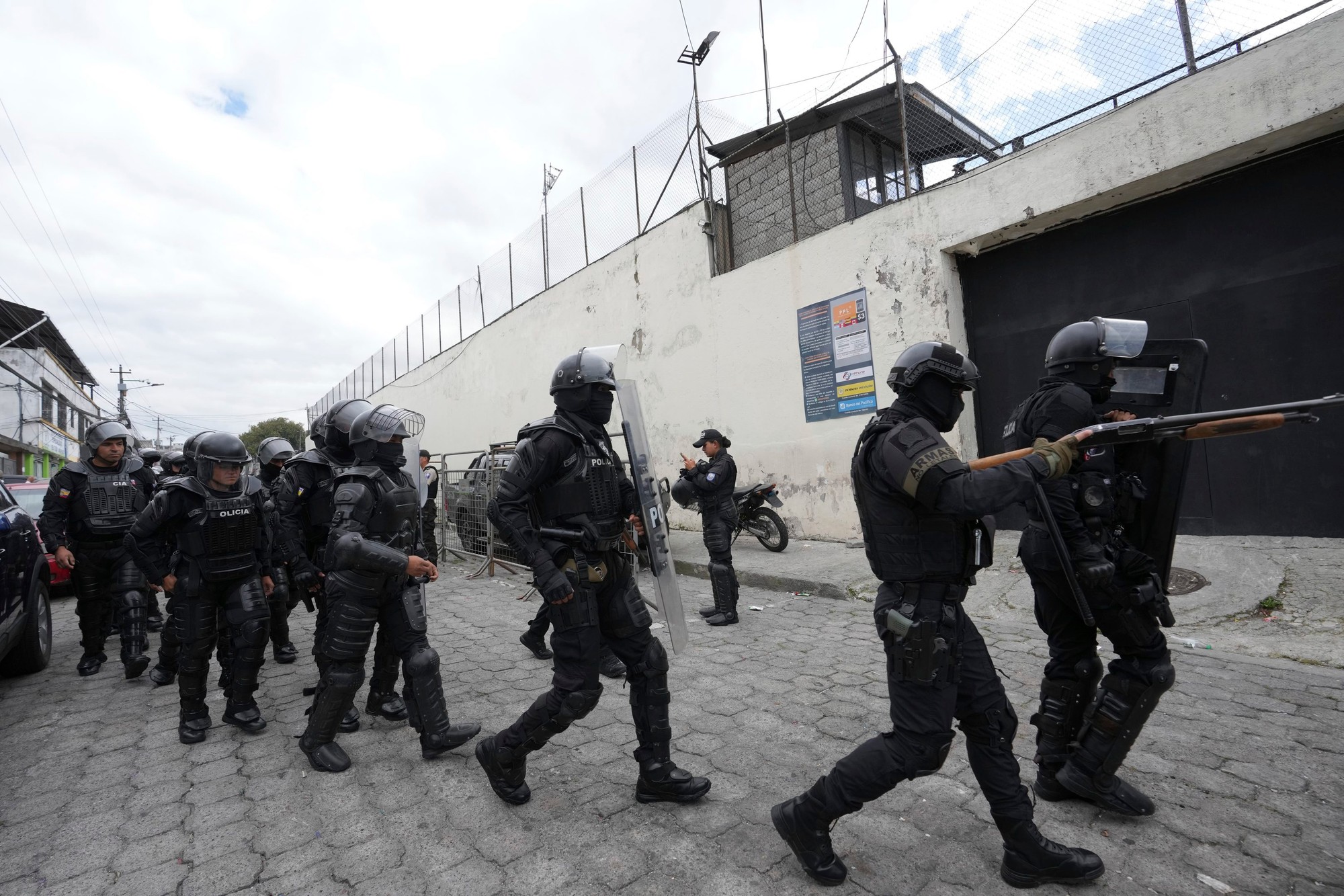 Polícia v Ekvádore pracuje na dolapení väzňa na úteku.
