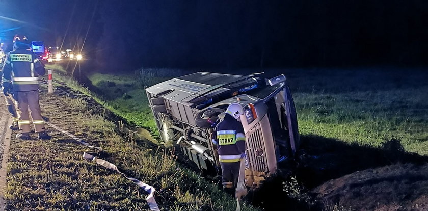 Wypadek autokaru pracowniczego w Łopuchowie. Przewrócił się do rowu. Przez dzika?